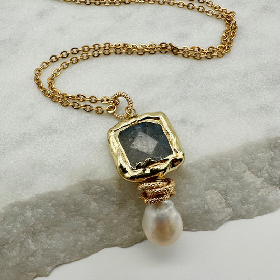 CHIC - LABRADORITE- PEARL - NECKLACE