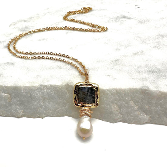 CHIC - LABRADORITE- PEARL - NECKLACE