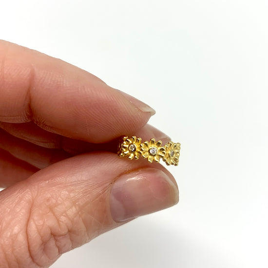 OOPSY DAISY - EAR CUFF